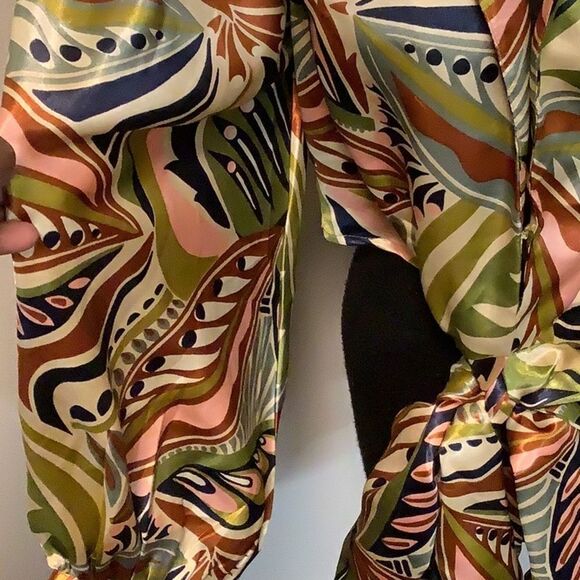 Truth Women’s large balloon puff sleeve hook/ loop closure tie front cropped top - Picture 4 of 16